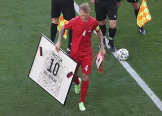 Los jugadores de Dinamarca y Bélgica y las hinchadas de ambas selecciones se unieron este jueves en un emotivo homenaje en el minuto 10 del partido que disputan a Christian Eriksen, estrella danesa que el sábado sufrió un paro cardíaco sobre el césped del estadio Parken. (EFE)
