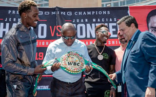Mauricio Sulaimán, Presidente del WBC en compañía de los gemelos sensación Jermall y Jermell Charlo, entregó al Sr. Sylvester Turner, alcalde del Houston, Texas, el WBC Freedom belt. (ESPECIAL)