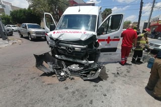Una ambulancia de la Cruz Roja que acudía a brindar auxilio en lo que resultó una falsa llamada, fue impactada por un vehículo en el cruce de la avenida Victoria y calle Santiago Lavín, del sector Centro de Gómez Palacio. (EL SIGLO DE TORREÓN)