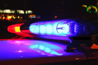 Una persona murió y 12 más resultaron lesionadas el jueves en una serie de tiroteos perpetrados desde un auto en movimiento en un periodo de 90 minutos en tres ciudades al oeste de Phoenix, informaron las autoridades. (ARCHIVO)