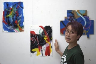 Manifestación pictórica. La artista Miwako Sakauchi muestra su obra Declaración del final de los Juegos Olímpicos.