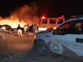 Bomberos atienden incendio en relleno sanitario de Gómez Palacio; se ignora qué ocasionó el fuego en el lugar. (EL SIGLO DE TORREÓN)