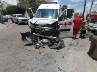 Al acudir a auxilio, ambulancia es impactada por auto en calles del Centro de Gómez Palacio. (EL SIGLO DE TORREÓN)