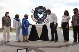 El alcalde junto con la presidenta nacional de la Mesa Panamericana, develaron la placa conmemorativa por los 50 años de su fundación.