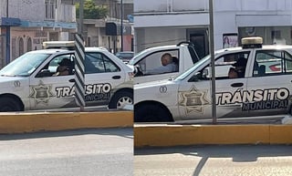 El agente de Tránsito fue captado con el celular recargado en su hombro mientras conducía sobre la avenida J. Agustín Castro (CAPTURA) 