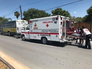 Un motociclista resultó lesionado tras impactarse en la parte posterior de un autobús de pasajeros frente al ejido La Paz de la ciudad de Torreón. 
