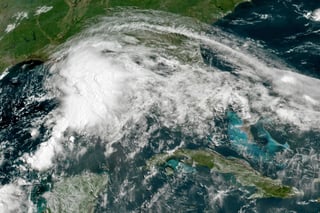 Un sistema de bajas presiones, que puede convertirse en la tercera tormenta tropical de este año en la cuenca atlántica, está ya descargando fuertes lluvias y azotando con vientos de 45 millas por hora (75 km/h) algunos puntos de la costa estadounidense del Golfo de México. (AP)