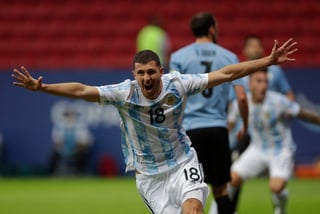 Guido Rodríguez celebra luego de marcar el único gol del juego, en la victoria de Argentina sobre Uruguay. (AP)