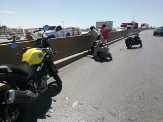 El motociclista terminó tendido sobre la carpeta asfáltica en el periférico de Torreón.