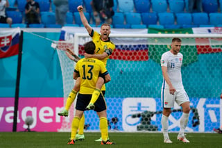 Emil Forsberg (7) celebra luego de marcar de penal el único tanto del partido, en la victoria de Suecia sobre Eslovaquia. (AP)