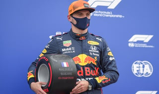 El holandés Max Verstappen (Red Bull), líder del Mundial de Fórmula Uno, saldrá primero este domingo en el Gran Premio de Francia, en el circuito de Paul Ricard, donde dio un golpe de autoridad, relegando al segundo puesto en parrilla al séptuple campeón mundial inglés Lewis Hamilton (Mercedes), al que aventaja en cuatro puntos en el campeonato. (EFE)