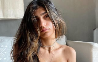 La modelo libanesa 'enamoró' a su público en redes sociales al mostrarse con traje de baño bajo la regadera (@MIAKHALIFA) 