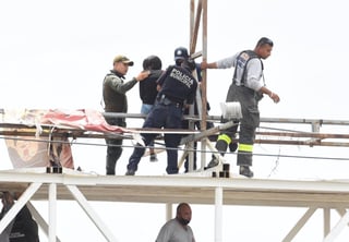 La tarde de este sábado, una joven de 19 años de edad subió a la parte alta de un puente peatonal de la ciudad de Torreón y amenazó con lanzarse, finalmente fue rescatada por elementos policiacos. (ARCHIVO) 

