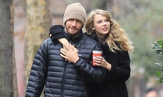 En el anuncio de la regrabación de 'Red', Taylor Swift reveló que una de sus canciones tendrá una duración de 10 minutos y agregó el emoji de una bufanda roja. Inmediatamente los fans de la cantante volvieron tendencia a Jake Gyllenhaal. (ESPECIAL) 