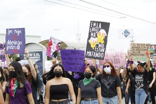 'Van a seguir mientras no haya justicia van a seguir', dijo Guadalupe, madre de Selina, menor que fuera víctima de feminicidio en Gómez Palacio, quien encabezará la marcha 'Vivas y sin miedo', que reunirá a mujeres de la zona metropolitana de la Laguna. (EL SIGLO DE TORRÉON) 
