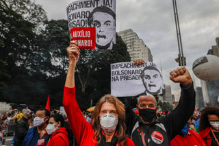 Miles de personas se reunieron en el centro de Río de Janeiro ondeando banderas con frases contra el presidente brasileño. (AP) 