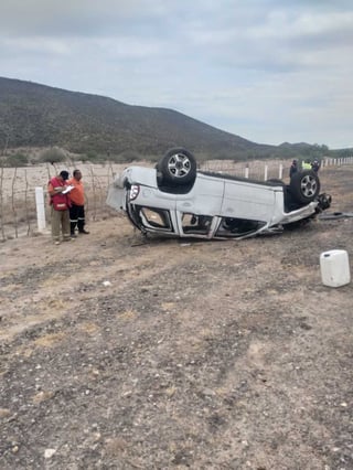 Padre e hijo pierden la vida en aparatosa volcadura sobre la Cuencamé-León Guzmán. (EL SIGLO DE TORREÓN)
