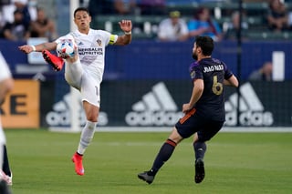 Javier Hernández (i) se fue en blanco por tercera ocasión consecutiva, en la derrota del Galaxy 2-1 frente al Sounders. (AGENCIAS) 