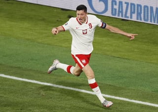 Robert Lewandowski celebra luego de marcar el único gol de Polonia en el empate 1-1 con la selección española. (ESPECIAL) 