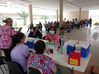Fueron cerca de 600 personas las que acudieron ayer a la PVC a recibir la vacunación. (EL SIGLO DE TORREÓN)