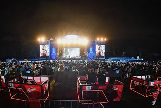 Los Ángeles Azules hacen vibrar el Autódromo Hermanos Rodríguez con su éxito '17 años' al poner a bailar a cientos de personas que asistieron al primer concierto presencial de palcos en la Ciudad de México tras la pandemia. (TWITTER) 