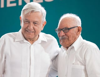 López Obrador envió un mensaje de felicitación a los papás mexicanos. (TWITTER)
