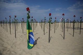 Centenas de rosas rojas fueron 'plantadas' este domingo la emblemática playa de Copacabana, en Río de Janeiro, en memoria de las 500,000 personas fallecidas por la COVID-19 en Brasil, uno de los países del mundo más afectados por la pandemia. (EFE)