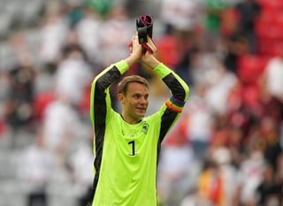 La UEFA no tomará medida alguna contra Manuel Neuer, capitán de Alemania, por lucir en los partidos de la presente Eurocopa contra Francia y Portugal un brazalete arcoíris. (ESPECIAL) 