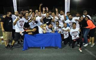 El equipo All Blacks se coronó campeón de la Liga de Futbol Americano Arena HAF Torreón, en su categoría Premiere, luego de vencer en un gran partido al equipo de Army, sobre la cancha principal del complejo deportivo “La Bombonera”, donde el marcador terminó 33 puntos por 20.
