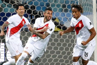 La selección peruana derrotó 2-1 a Colombia y sumó sus primeros tres puntos en la Copa América. (EFE)
