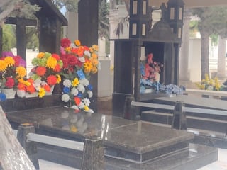 Ayer se registró una ligera afluencia de visitantes a los distintos cementerios de Saltillo con motivo del Día del Padre. (ISABEL AMPUDIA)