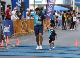 Ayer se llevó a cabo, con una nutrida participación de corredores, la edición XX de la Carrera del Día del Padre. (JESÚS GALINDO)