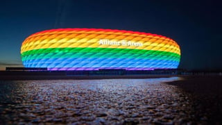 El ayuntamiento de Múnich, propone que el famoso Allianz Arena se ilumine con los colores del arco iris y que ondeen banderas de los mismo colores en apoyo de la comunidad LGTB de Hungría (ESPECIAL) 