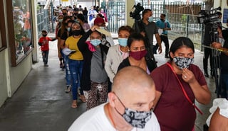 México registró 261 muertes por la COVID-19 en las últimas 24 horas para un total 231,505 decesos, informó este martes la Secretaría de Salud, que también reportó que el país llegó a 40.7 millones de vacunas aplicadas. (ARCHIVO)