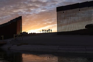 Ampliará el procesamiento de solicitudes de asilo a migrantes afectados por 'Quédate en México'. (AP) 