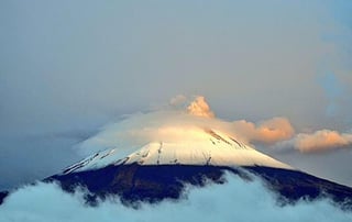 El volcán Popocatépetl sorprendió, ya que amaneció nevado y con una nube lenticular. (TWITTER)