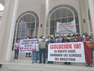 Durante la manifestación, un grupo de maestros fue recibido por autoridades de la Universidad quienes se comprometieron a revisar el caso.