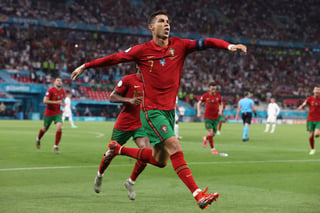 Cristiano Ronaldo marcó dos goles en el empate 2-2 entre Portugal y Francia; el delantero llegó a 109 tantos con su selección, igualando el récord de 109 dianas de Ali Daei con Irán. (AP)