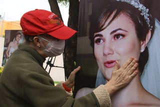 Con palabras de amor, fotos y múltiples globos al aire, la tía de María Fernanda, una de las víctimas mortales del accidente protagonizado por Joao Maleck, recordó ayer su segundo aniversario luctuoso en Guadalajara, Jalisco. (AGENCIA REFORMA) 