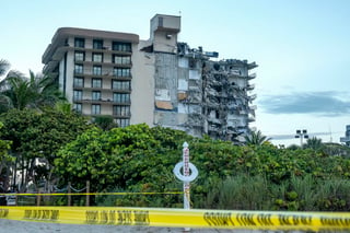 Al menos una persona murió este jueves al derrumbarse parte de un edificio residencial de 12 plantas y 40 años de antigüedad en una calle principal de Miami Beach, donde los bomberos luchan por rescatar a las personas que quedaron atrapadas. (EFE)