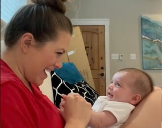 Por medio de TikTok, una joven mamá superó las 20 millones de reproducciones con el video de su reacción ante la primera risa de su bebé recién nacido. (ESPECIAL)  