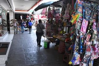 El jefe de Plazas y Mercados de Torreón, Luis Alberto Mendoza, admitió hoy viernes que existe un creciente interés de parte de la ciudadanía por incursionar en las ventas de productos mediante el ambulantaje, esto en el contexto de la reactivación económica luego de los meses de mayor impacto por la pandemia del COVID-19. (FERNANDO COMPEÁN)