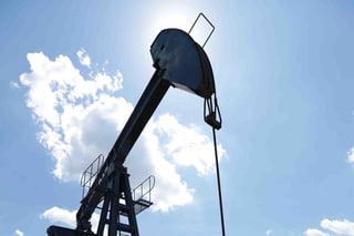 El petróleo mexicano superó los 70 dólares por primera vez en casi tres años y ligó cinco semanas de ganancias, debido al optimismo de los participantes del mercado en relación a la demanda de crudo y la posibilidad de que la Organización de Países Exportadores de Petróleo (OPEP) y sus aliados elevan marginalmente la oferta. (ARCHIVO)