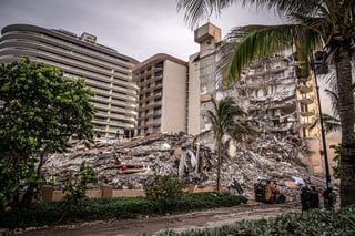 Pasadas más 36 horas del derrumbe de un edificio residencial en la localidad costera de Surfside, en Miami-Dade, los familiares y sobrevivientes siguen sin respuestas por parte de las autoridades y prosiguen en un suerte de limbo por un suceso tan súbito como inexplicable. (EFE)