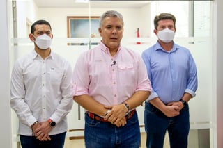 El presidente de Colombia, Iván Duque (c), y sus ministros del Interior y de Defensa salieron ilesos de un atentado.