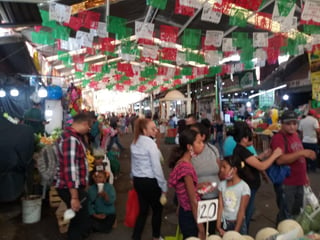 El Mercado Alianza, el más antiguo de Torreón, sigue siendo el lugar preferido de cientos de familias que acuden para surtir su despensa y a diario, incluyendo los domingos, se encuentra abarrotado. (PRIMITIVO GONZÁLEZ)