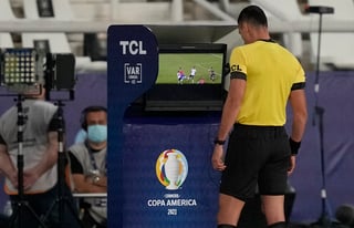 El árbitro colombiano Wilmar Roldán revisa el VAR durante el partido entre Argentina y Chile en la Copa América.