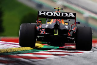 Max Verstappen de la monoplaza Red Bull se coronó campeón en el GP Estiria, sus oponentes Lewis Hamilton y Valtteri Bottas llegaron en segundo y tercero respectivamente. (ESPECIAL) 