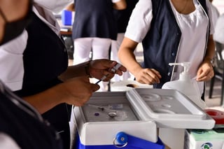 Se aplicaron alrededor de mil 620 vacunas contra el COVID-19 para el personal del sector de salud de la Región Lagunera de Coahuila. La célula de vacunación se habilitó en la explanada del Hospital General de Torreón y se trató de la segunda dosis del biológico de la farmacéutica de Pfizer/BioNTech. (ARCHIVO)
