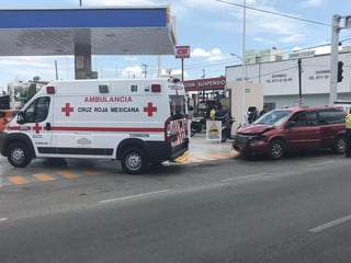 Paramédicos de la Cruz Roja arribaron al lugar para atender a una mujer de 84 años de edad que viajaba como copiloto en la camioneta familiar.
(EL SIGLO DE TORREÓN)